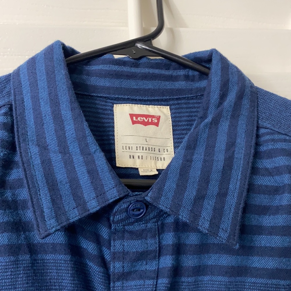 Levi’s Button Up - Picture 4 of 6